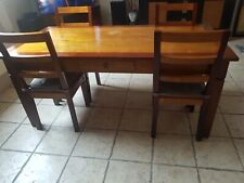 ensemble de table de salle a manger de couleur marron foncée avec ces 4 chaises