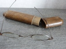 petites lunettes anciennes avec etui en bois  (s01)