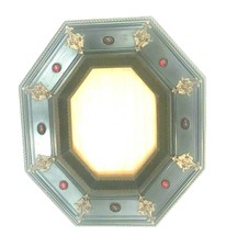 cadre octogonale en bois noirci cabochon de pierres rouges et laiton. XX siècle.