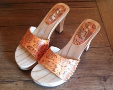 SABOT nu pied en bois et orange tacheté noir & clous à talons P 37 sur robe jupe