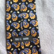 Cravate 100 % soie. Fond noir, motif "feuilles".