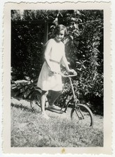 PHOTO ANCIENNE - ENFANT TROTTINETTE VÉLO - CHILD BIKE - Vintage Snapshot