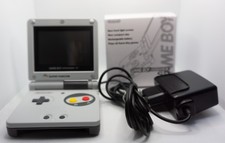 Nintendo Game Boy Advance SP "Super Nintendo Edition" avec chargeur - restaurée