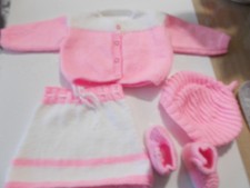 Ensemble jupe /gilet/chaussons et bonnet bebe 0/3 mois