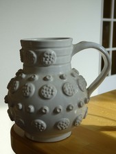 1 ANCIEN BROC VASE BLANC DE FAIENCE DE MALICORNE  TESSIER ht 17 cm