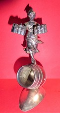 statuettte ancienne régule argenté la serveuse de  fete de la biere sur tonneau