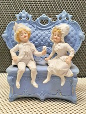 Jolie Sujet Biscuit Bleu Personnages Blanc sur un Canapé Numéroter 2197