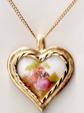 MEDAILLON COEUR EN PORCELAINE DE LIMOGES DECOR MARQUIS FRAGONARD