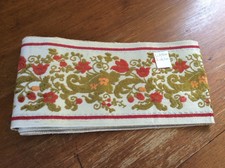 Bande de tissu d'ameublement avec fleurs rouges orangées et jaunes et feuillages