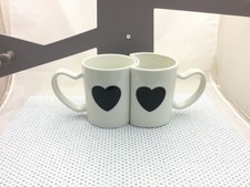 Ernesto deux mugs imbriqués blanc coeurs noirs céramique 