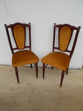 Paire de chaises vintages en bois et velours jaune moutarde