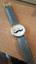 Montre femme tendance MOUSTACHE très bel état pile neuve 