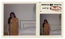 Couleur BONUS PHOTO 1970 Jeune Fille Femme Chambre à coucher Robe nuit Jaune