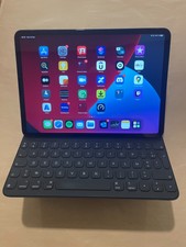 APPLE - iPad Pro 1st gen - 11,0" - 256 Go - WiFi  - Gris Sidéral - Coque tordue