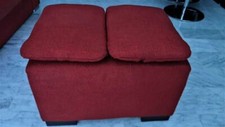 Pouf/repose-pieds et deux coussins assortis en tissu rouge rubis
