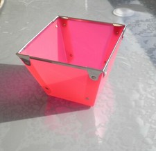 Vide poche / petite corbeille carrée en plastique rose et métal