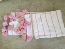 Plaid Mconceptstore coton rose blanc rayé pompons roses 119 euros 