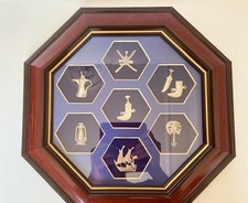 Cadre en bois verni octogonal / Tableau mural avec des symboles d'Oman