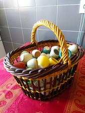 PANIER TRESSÉ AVEC 70 COQUILLES/GODETS ESCARGOTS TERRE CUITE MULTICOLORE