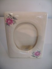 Cadre/porte-photo ancien en céramique à poser mesurant 12 cm X 9,3 cm