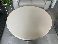 table ronde blanche en plastique avec pied métallique