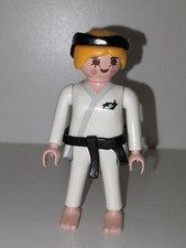 Playmobil personnage femme karatékate salle de sport gymnase compétition maison