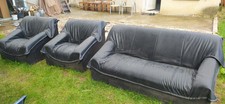 Canapé 3 places + 2 fauteuils en Skai noir. Non convertible. État très bon