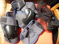 ENSEMBLE DE PROTECTIONS GENOUX  COUDES DÉCATHLON T S TBE