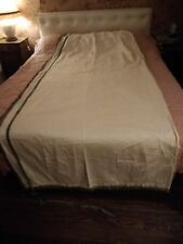 PAIRE DE RIDEAUX OCCULTANT DOUBLE ET LEURS CANTONNIERES