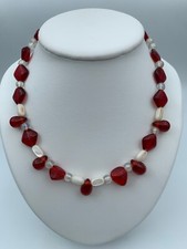 COLLIER VINTAGE PERLES VERRE ROUGE POIRE COEUR CARRE NACRE 47 GRAMMES W592