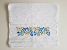 Serviette de toilette blanche à jolis broderie vert et bleu. 86 x 48 cm. Neuve
