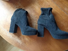 vend très belle chaussures femme a talon .neuve .les 2 en 39 , les rouges 38