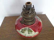 Ancienne lampe à pétrole en barbotine tons bordeaux et vert - EN BON ETAT