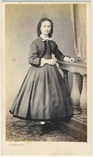 CDV circa 1865. Portrait d'une fille par Martin à Montpellier.