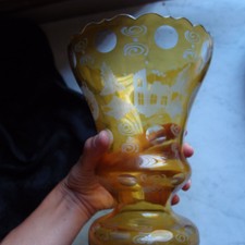 Grand Vase Cristal de Bohème ancien décor oiseau maison taillé ambre