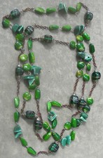  COLLIER SAUTOIR (170 cm) perles de verre et de pierre vertes sur chaine cuivrée