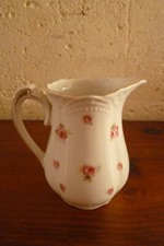 Pot à lait ou vase porcelaine fine Limoges décor de fleurs très shabby chic 