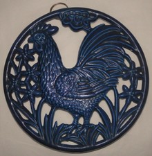 VINTAGE ROUND BLUE TRIVET TEA POT PAN STAND WITH COCKEREL DESIGN (BC11)