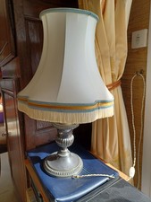 Lampe de salon bougeoir avec pied métal et abat jour à franges