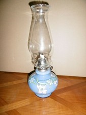 Une lampe à pétrole en céramique bleue décorée avec motif floral