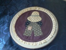 DECORATION MURALE RONDE TISSUS ENFANT FILLETTE DENTELLE COUTURE MYRIAM VINTAGE