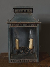 LANTERNE MURALE DEUX FEUX XIXE EN TOLE PERFOREE PATINE VERDATRE L1960