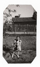 PHOTO ANCIENNE  Enfant 1950 Mickey Petite Fille Peluche Jouet Jeu Jardin Souris