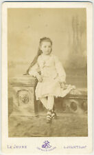 CDV circa 1870. Portrait d'une petite fille par Le Jeune à Paris.