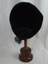 Petit chapeau "Léone Suzanne" des années (40-50) en velours noir à gros grain