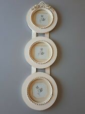 trois cadres ronds suspendus 