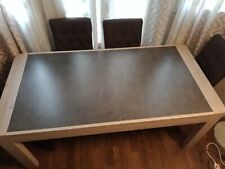 table de salle a manger en bois avec 6 chaises  marron et beige en très bon état