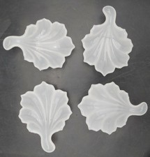 SERIE DE 4 COUPELLES EN OPALINE BLANCHE FORME DE FEUILLES STYLISÉES L13cm XXème