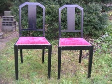 PAIRE DE CHAISES ANCIENNES PEINTES EN NOIR  ET VELOURS ROUGE