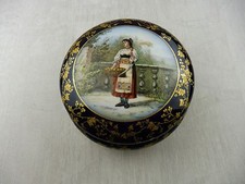 Grande ancienne bonbonnière décor femme au panier, Mte Jaquemet